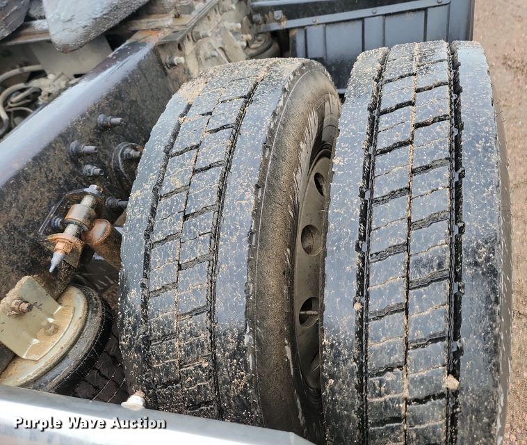 image for item DQ7478 2006 International 9400  semi truck