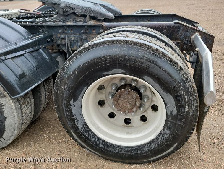 image for item DQ7478 2006 International 9400  semi truck