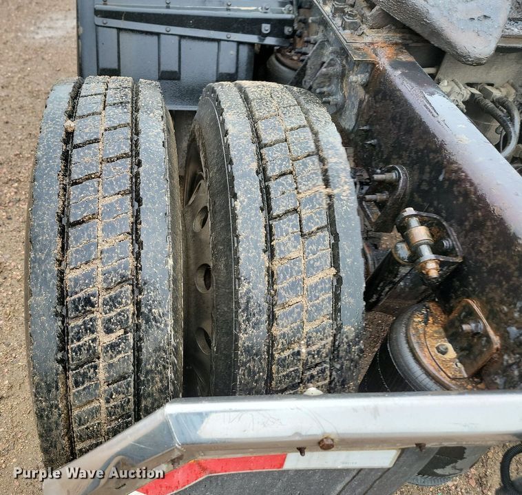 image for item DQ7478 2006 International 9400  semi truck