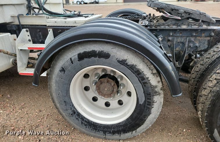 image for item DQ7478 2006 International 9400  semi truck