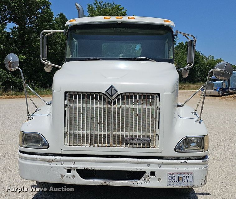 image for item DR3401 2000 International 9100i  semi truck