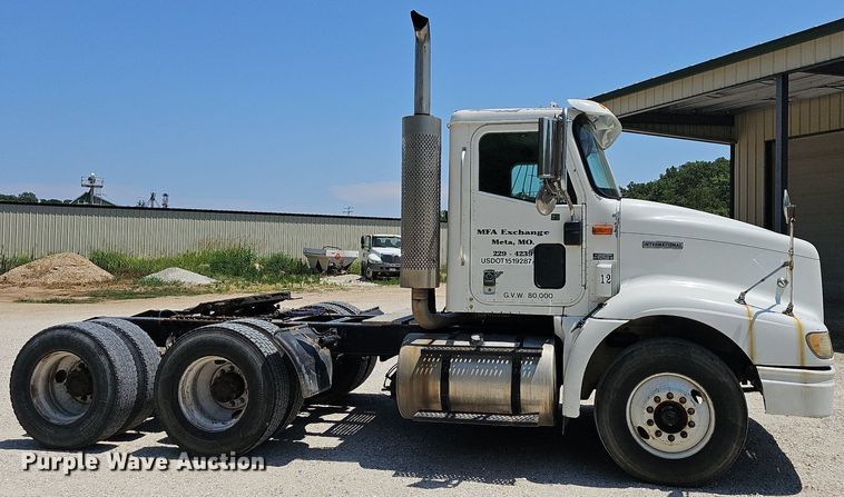 image for item DR3401 2000 International 9100i  semi truck