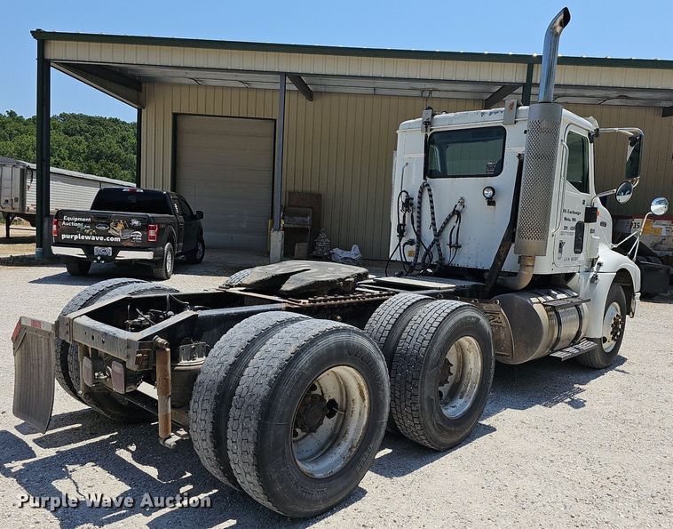 image for item DR3401 2000 International 9100i  semi truck