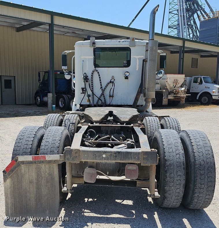 image for item DR3401 2000 International 9100i  semi truck