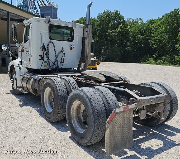 image for item DR3401 2000 International 9100i  semi truck