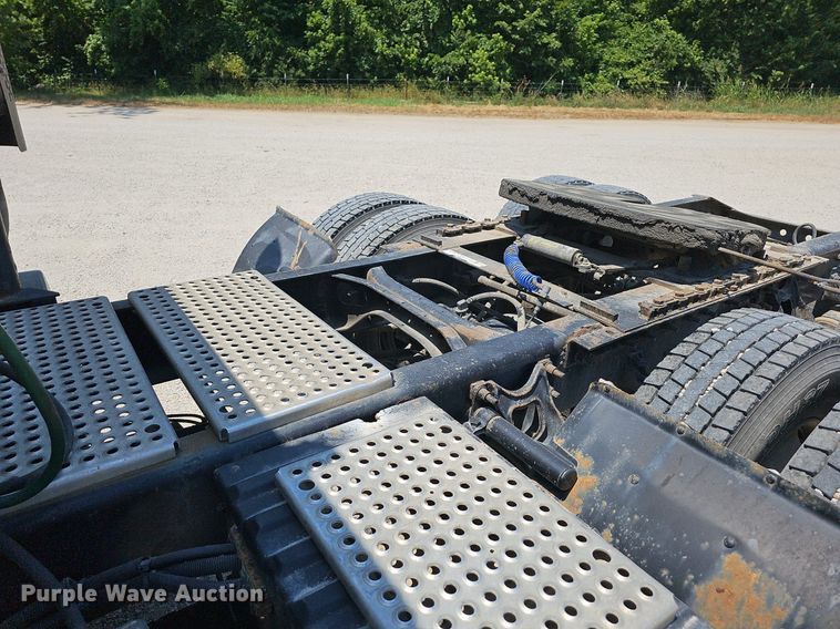 image for item DR3401 2000 International 9100i  semi truck