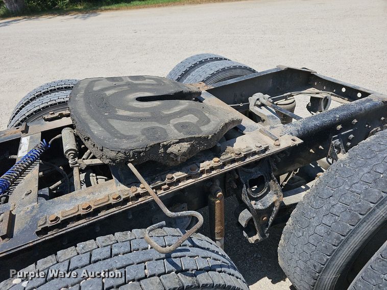 image for item DR3401 2000 International 9100i  semi truck