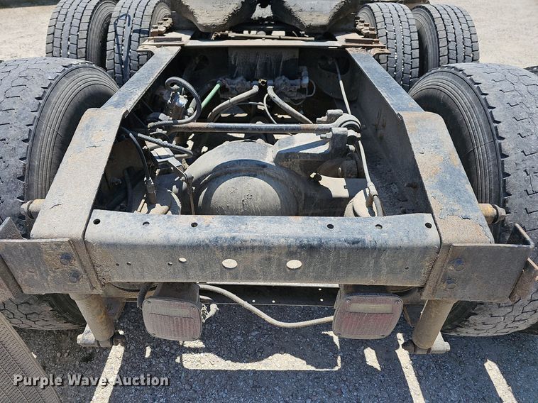 image for item DR3401 2000 International 9100i  semi truck