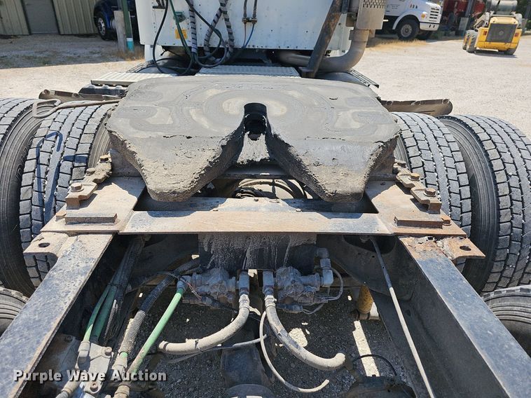 image for item DR3401 2000 International 9100i  semi truck