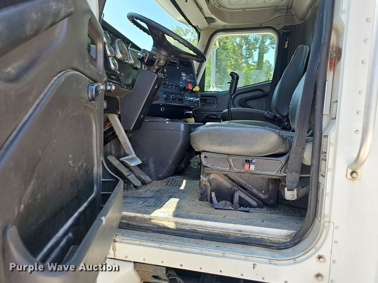 image for item DR3401 2000 International 9100i  semi truck