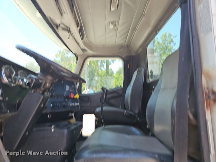 image for item DR3401 2000 International 9100i  semi truck