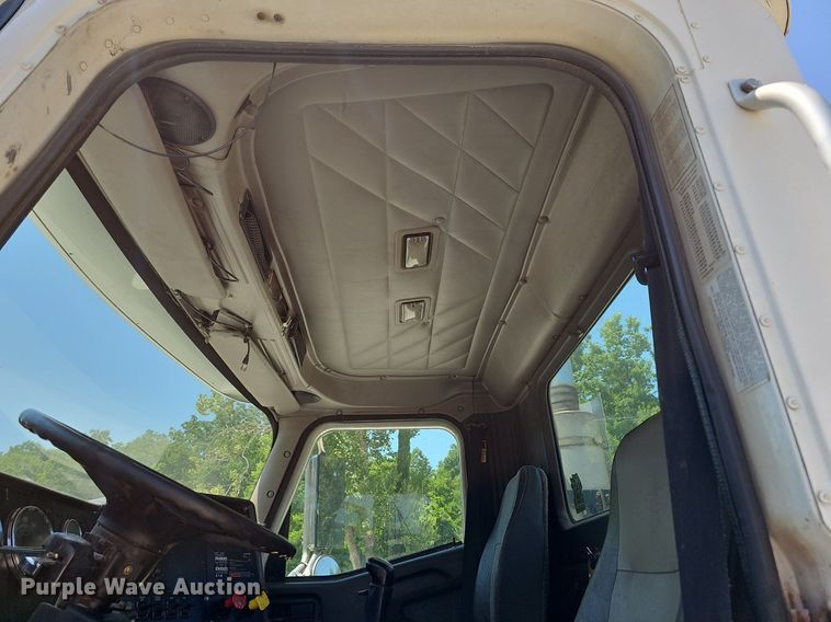 image for item DR3401 2000 International 9100i  semi truck