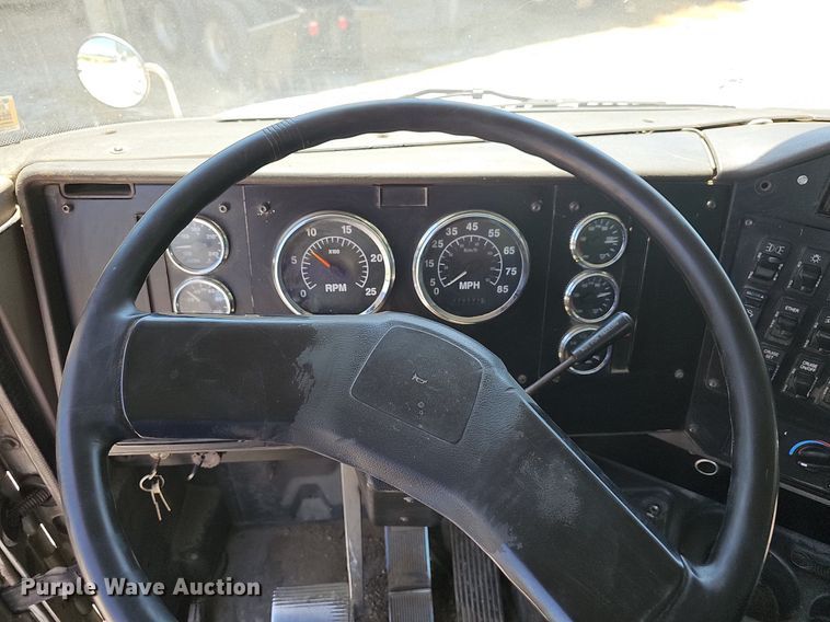 image for item DR3401 2000 International 9100i  semi truck