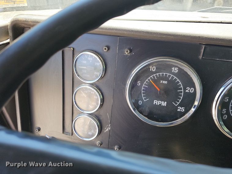 image for item DR3401 2000 International 9100i  semi truck