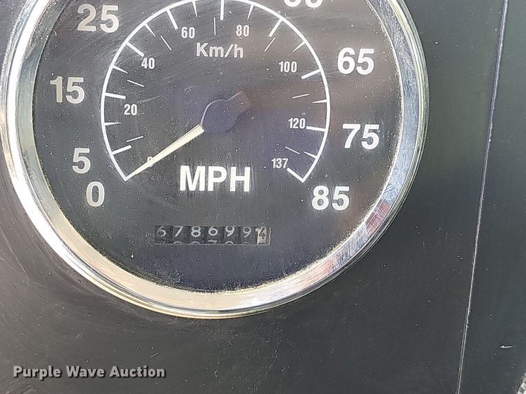 image for item DR3401 2000 International 9100i  semi truck