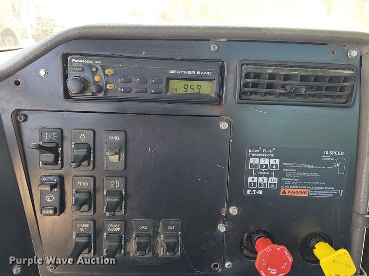 image for item DR3401 2000 International 9100i  semi truck