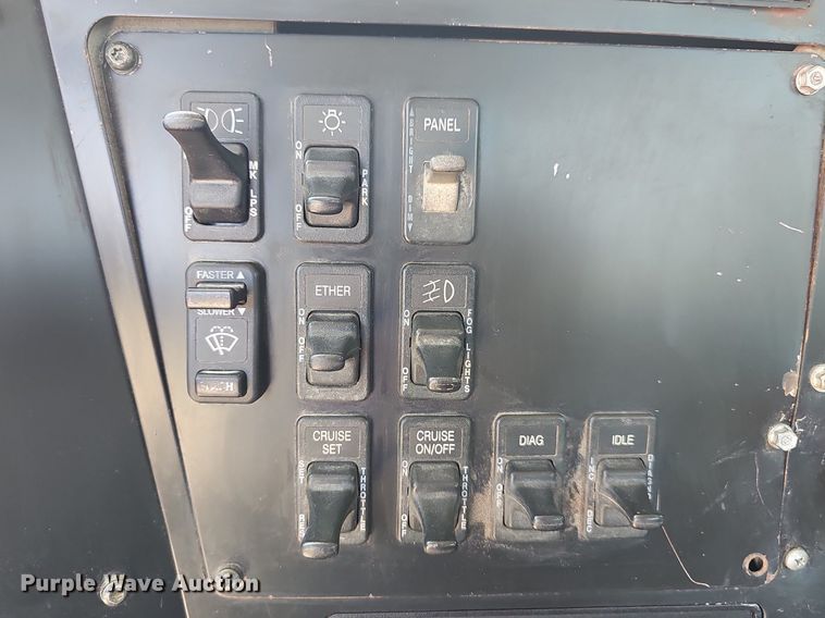 image for item DR3401 2000 International 9100i  semi truck