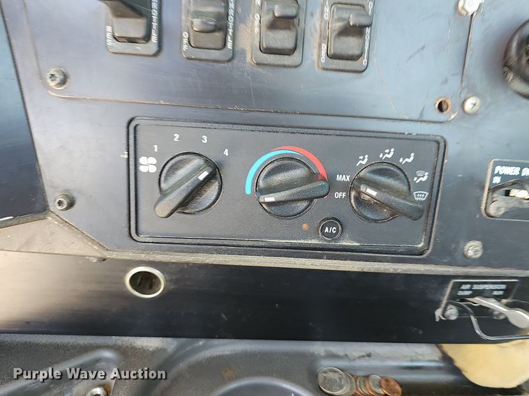 image for item DR3401 2000 International 9100i  semi truck