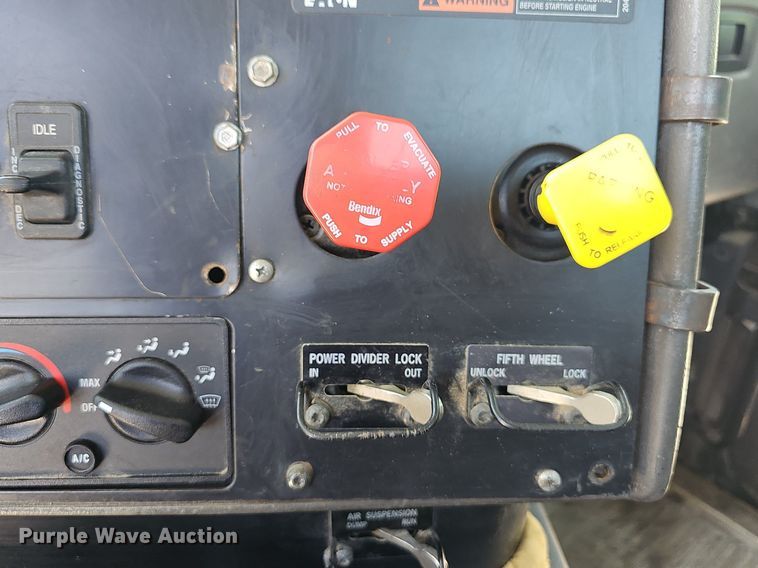 image for item DR3401 2000 International 9100i  semi truck