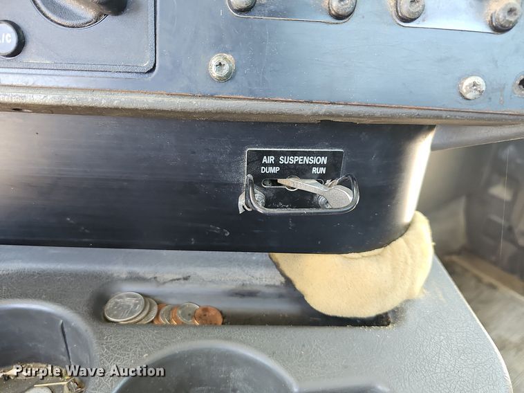 image for item DR3401 2000 International 9100i  semi truck