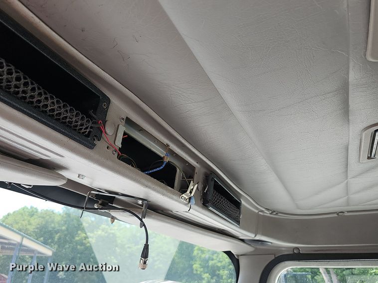 image for item DR3401 2000 International 9100i  semi truck