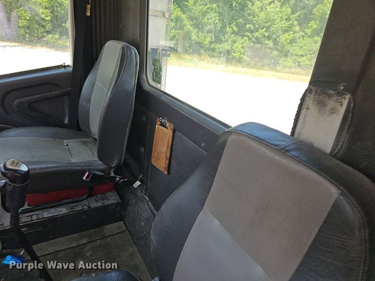 image for item DR3401 2000 International 9100i  semi truck