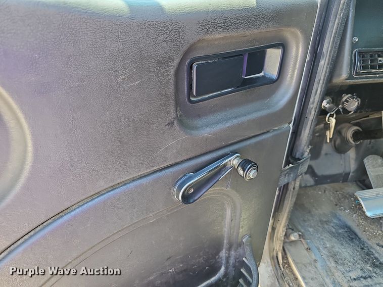 image for item DR3401 2000 International 9100i  semi truck