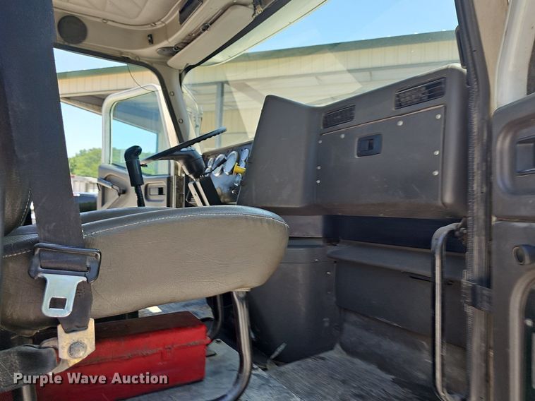 image for item DR3401 2000 International 9100i  semi truck