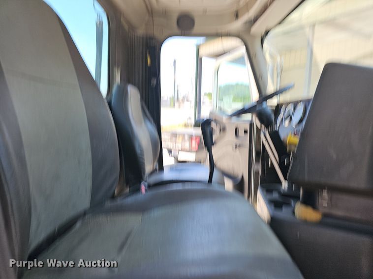 image for item DR3401 2000 International 9100i  semi truck