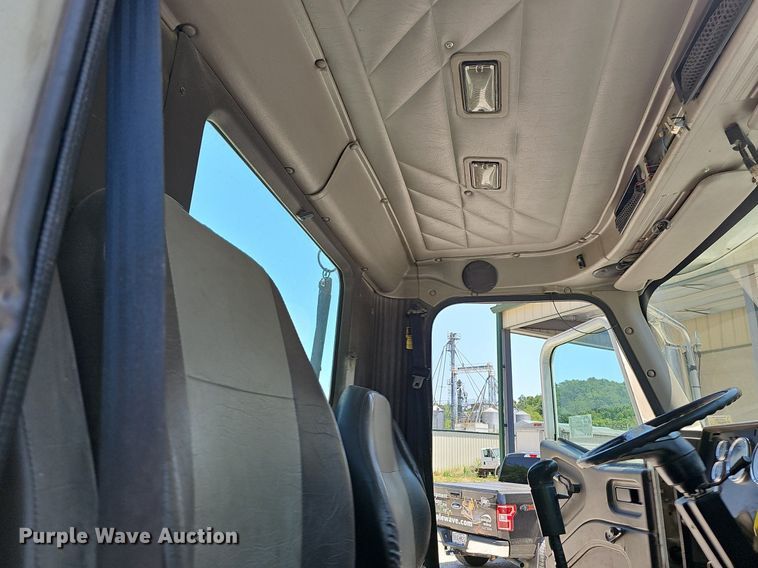 image for item DR3401 2000 International 9100i  semi truck