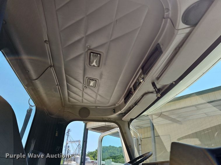 image for item DR3401 2000 International 9100i  semi truck