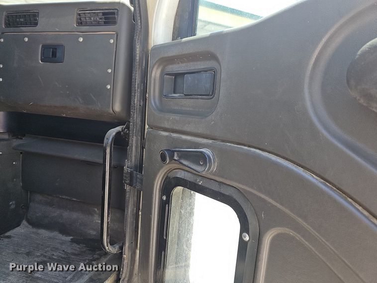 image for item DR3401 2000 International 9100i  semi truck