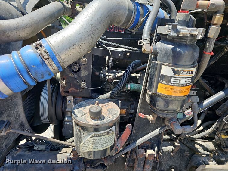 image for item DR3401 2000 International 9100i  semi truck