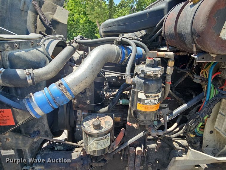 image for item DR3401 2000 International 9100i  semi truck