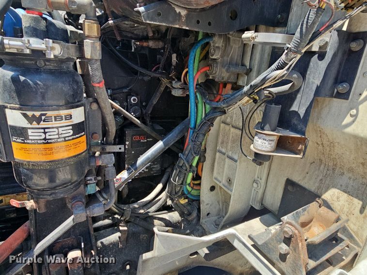 image for item DR3401 2000 International 9100i  semi truck