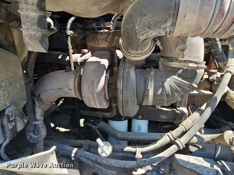 image for item DR3401 2000 International 9100i  semi truck