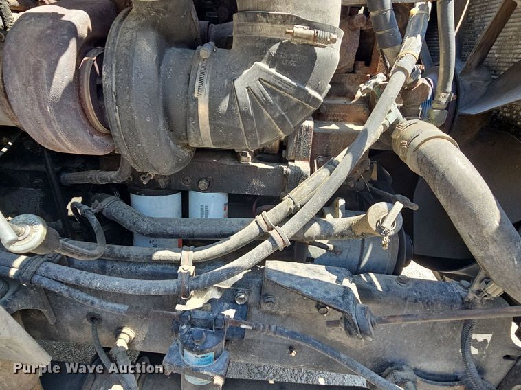 image for item DR3401 2000 International 9100i  semi truck