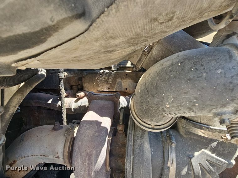 image for item DR3401 2000 International 9100i  semi truck