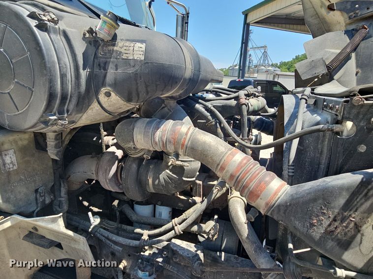 image for item DR3401 2000 International 9100i  semi truck