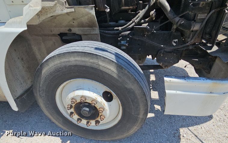 image for item DR3401 2000 International 9100i  semi truck