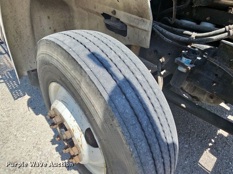 image for item DR3401 2000 International 9100i  semi truck