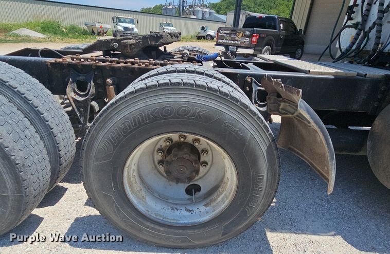 image for item DR3401 2000 International 9100i  semi truck