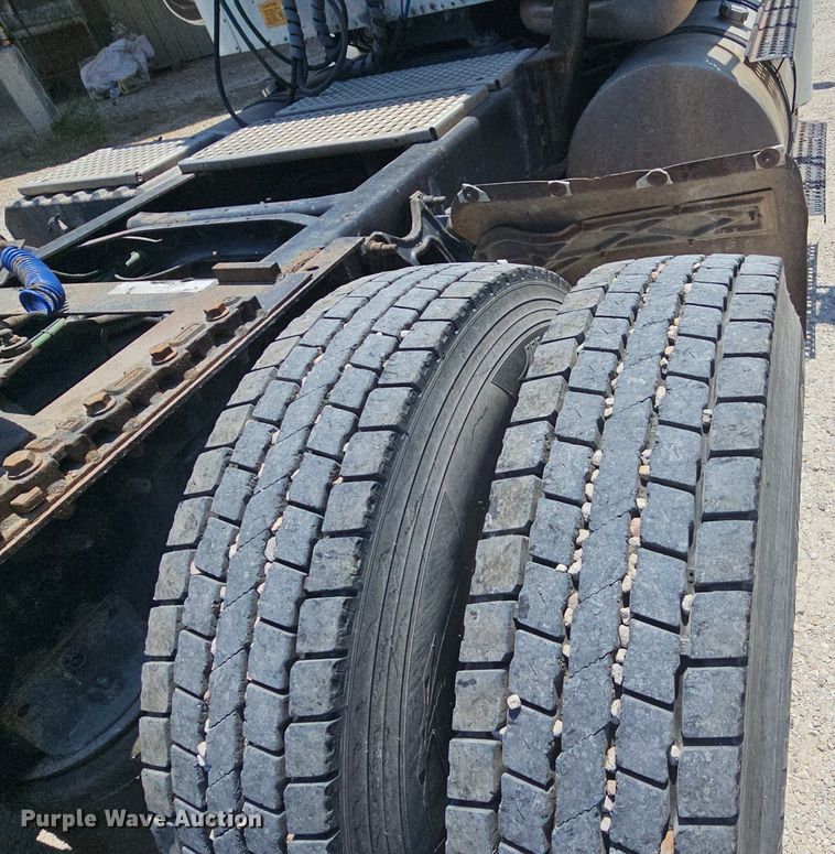 image for item DR3401 2000 International 9100i  semi truck