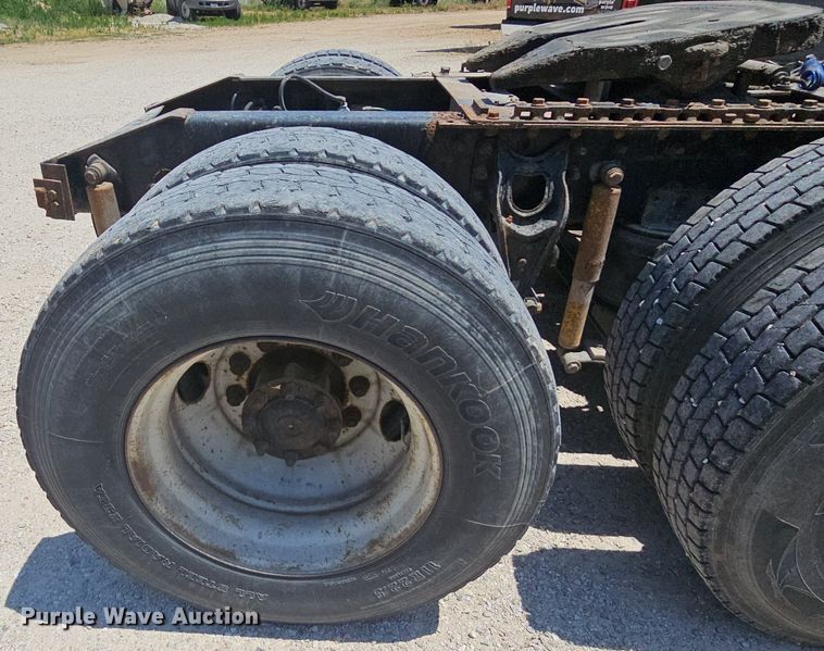 image for item DR3401 2000 International 9100i  semi truck