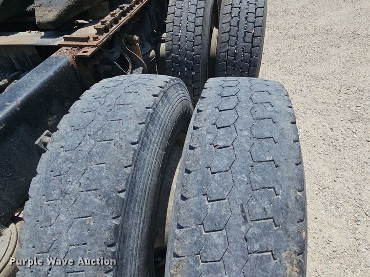 image for item DR3401 2000 International 9100i  semi truck