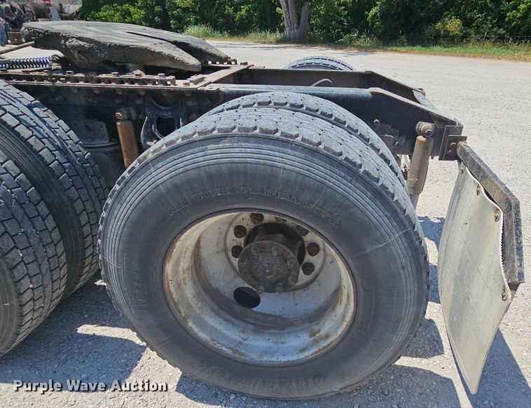 image for item DR3401 2000 International 9100i  semi truck