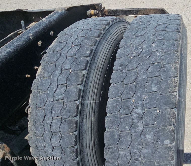 image for item DR3401 2000 International 9100i  semi truck