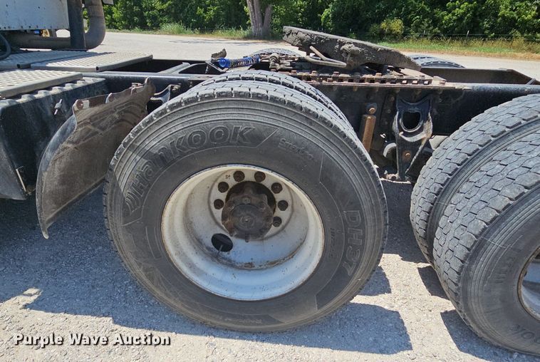 image for item DR3401 2000 International 9100i  semi truck