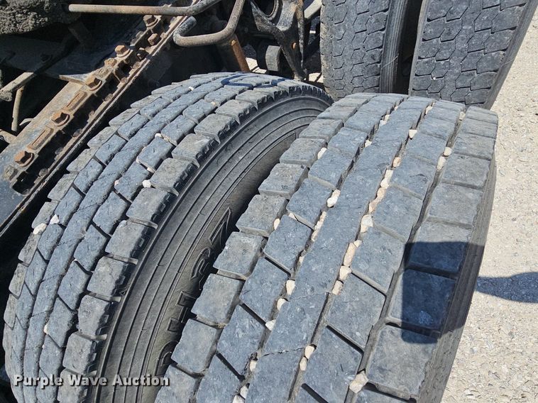 image for item DR3401 2000 International 9100i  semi truck