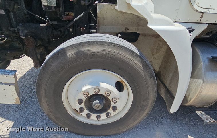 image for item DR3401 2000 International 9100i  semi truck